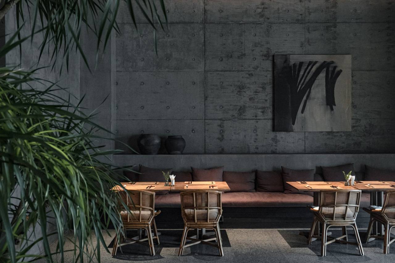 崇左 LUX* 度假村 Current 餐廳的清水模用餐區