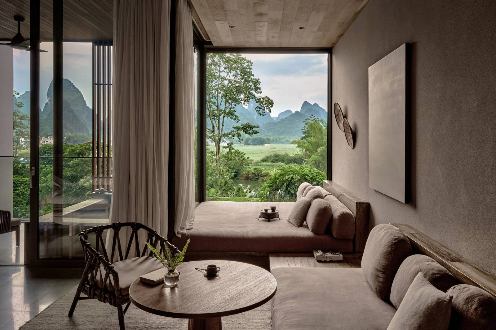 崇左 LUX* 度假村 LUX* Suite 窗邊沙發與山景