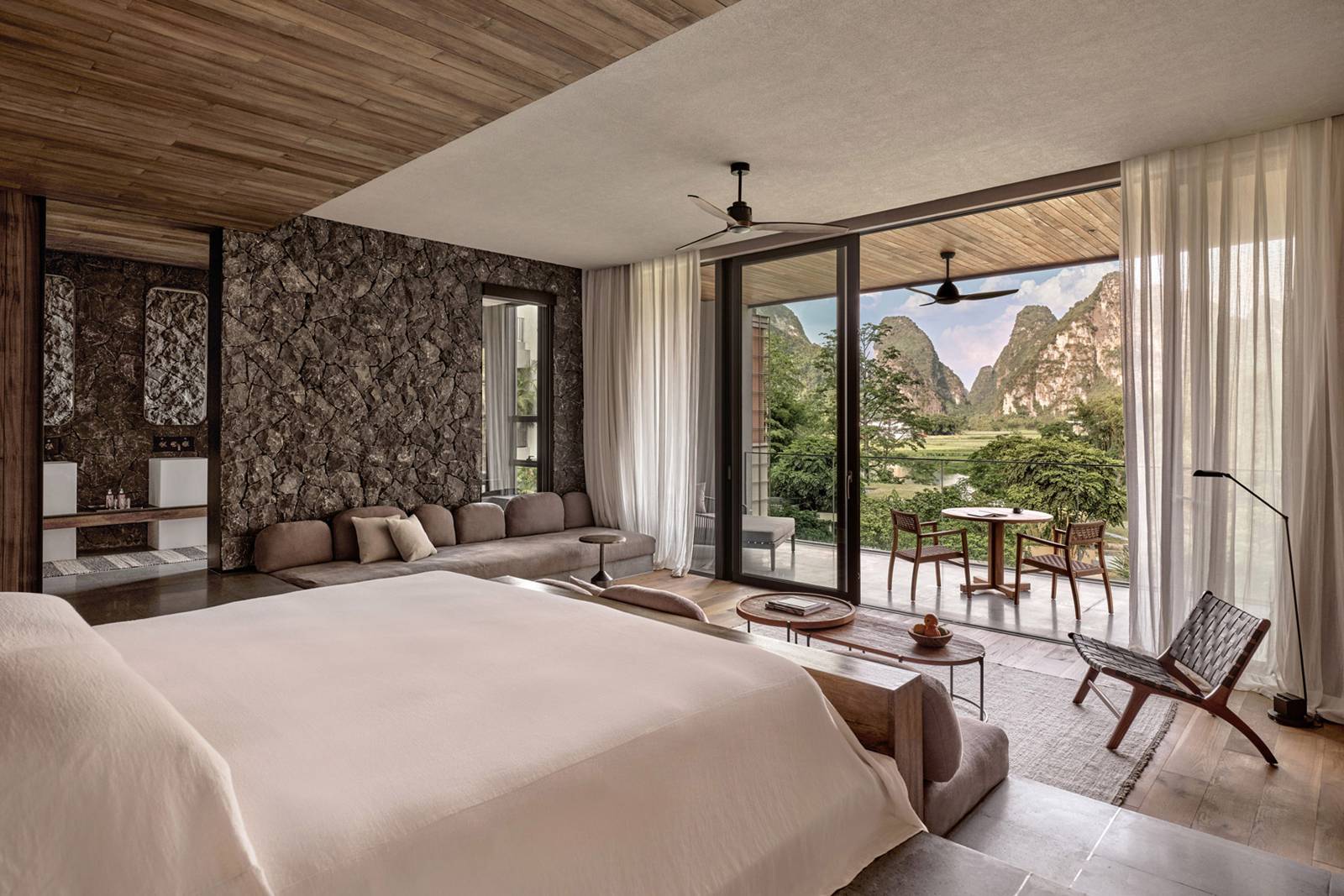 崇左 LUX* 度假村 Family Suite 的大床與窗外山景