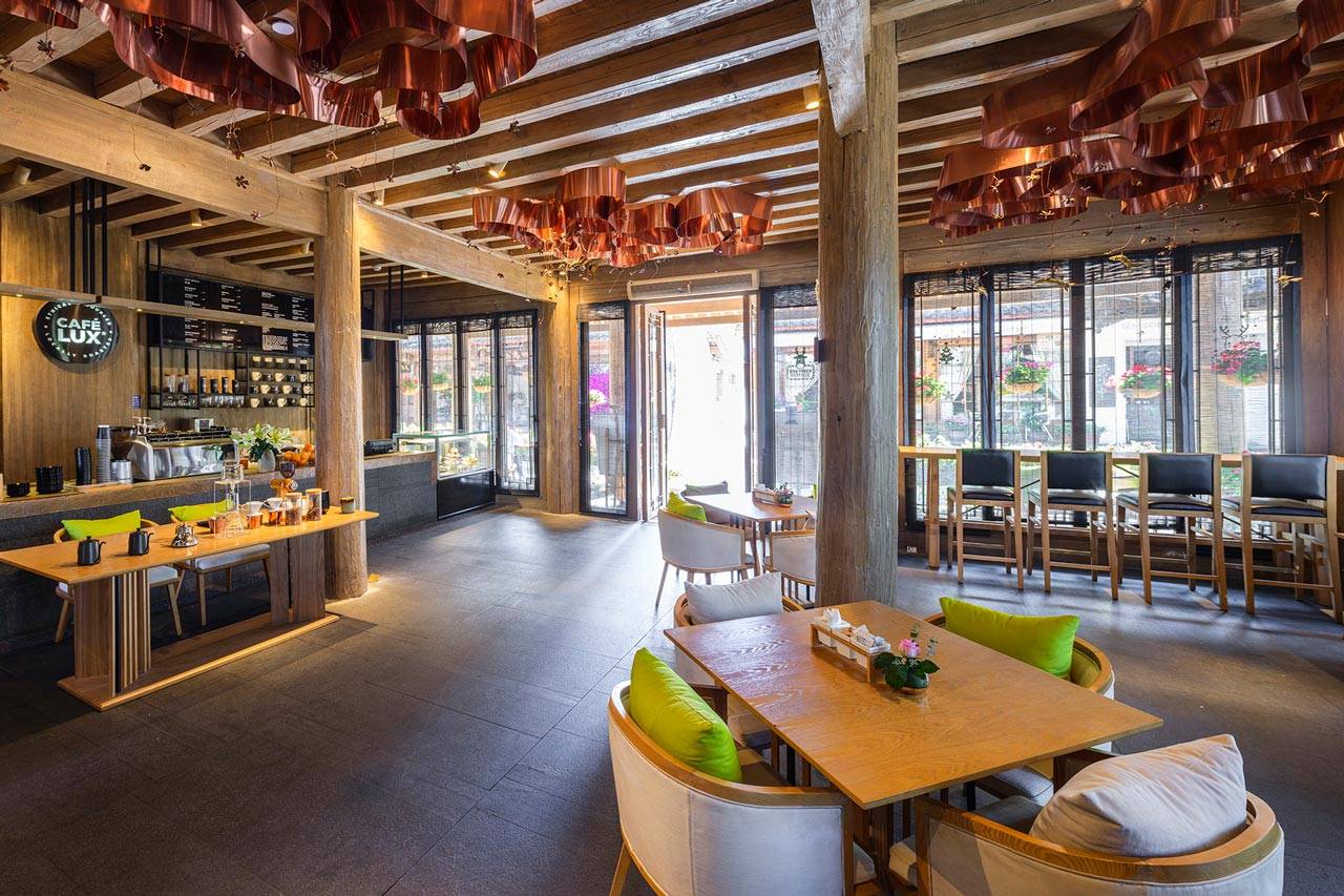 麗江 LUX* 酒店 Café LUX* 的木造吧台與座位