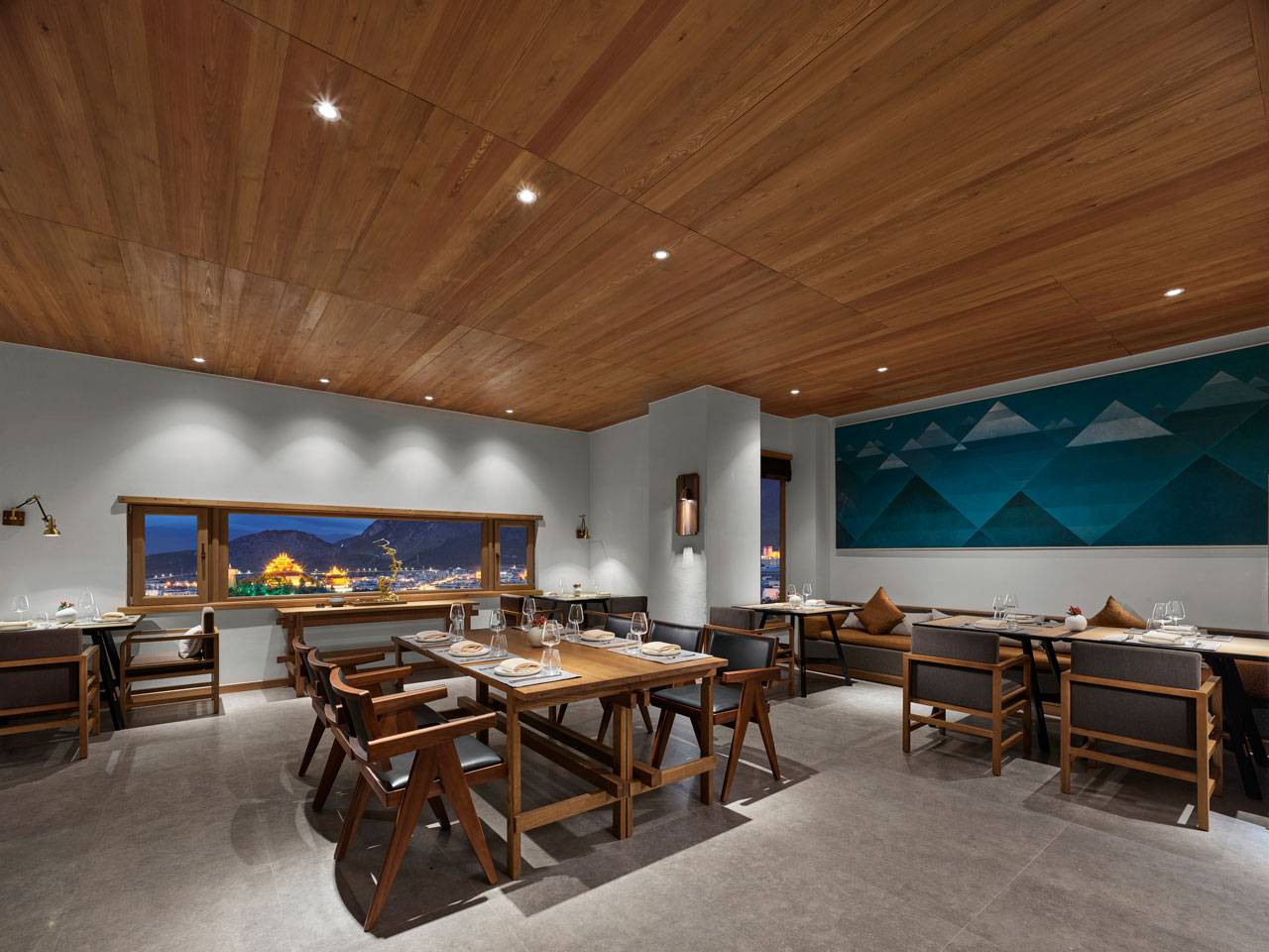 香格里拉 LUX* 酒店 The Restaurant 用餐區與藏式壁畫