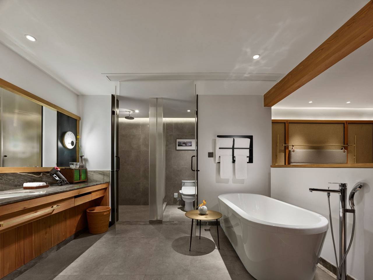 香格里拉 LUX* 酒店 Junior Suite 的獨立浴缸與浴室