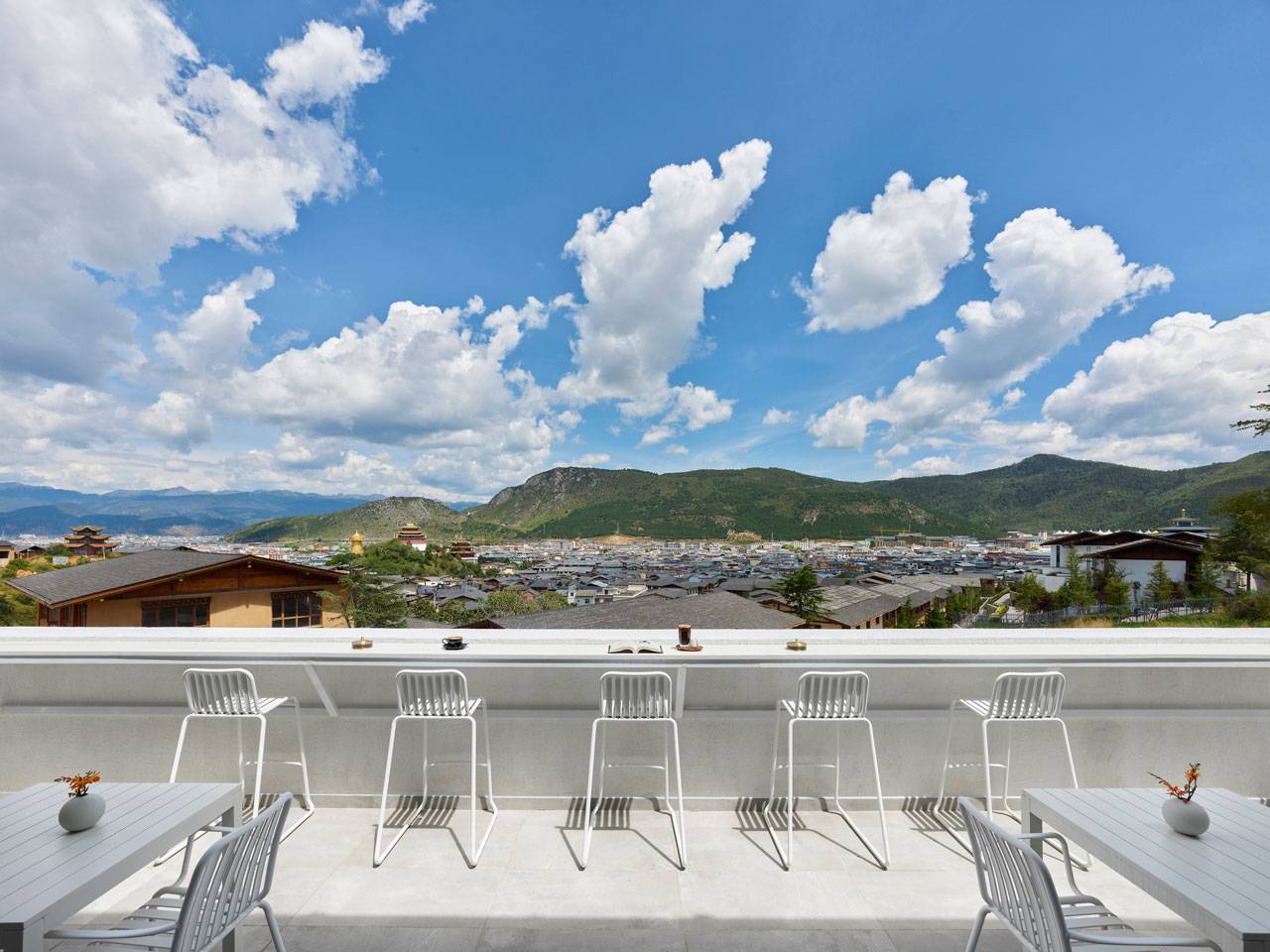香格里拉 LUX* 酒店餐廳露台與遠方山景