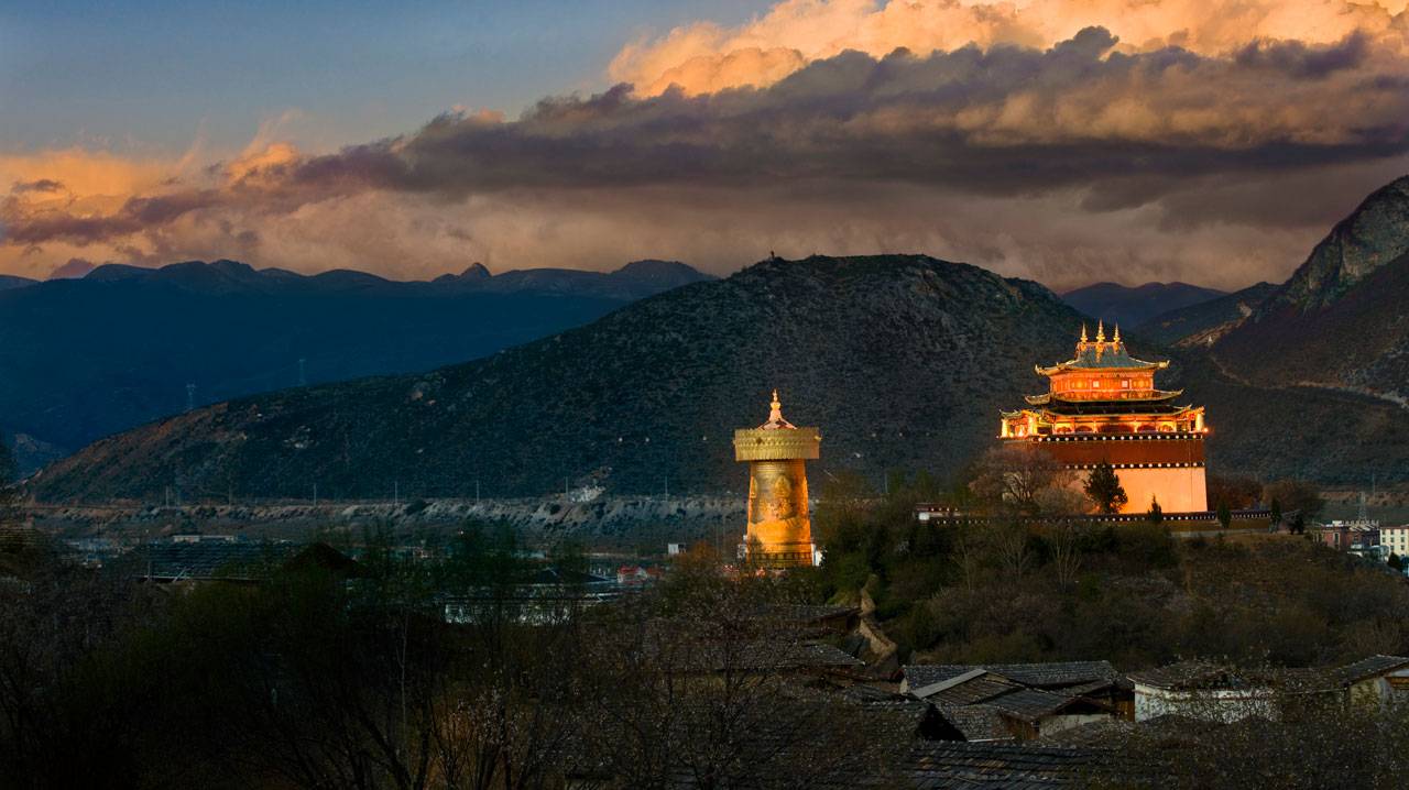 香格里拉山丘上的金色寺廟與轉經筒夕景（目的地參考）