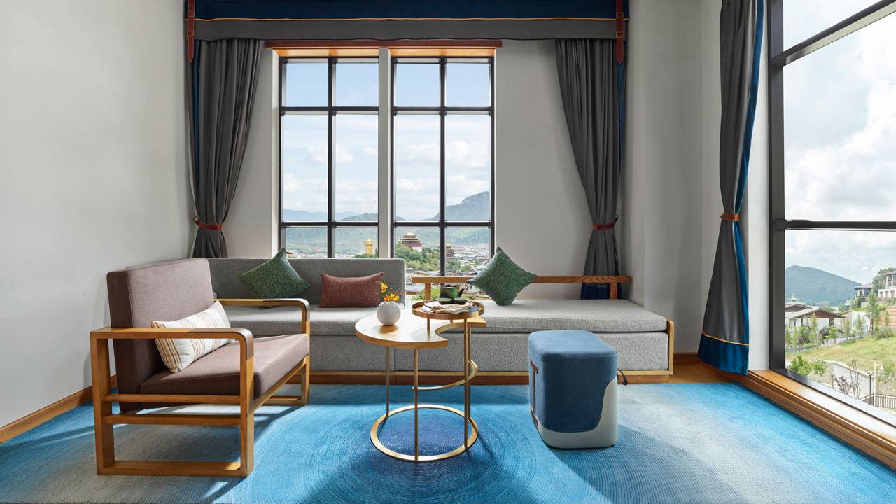 香格里拉 LUX* 酒店 Deluxe Room 窗邊沙發與山景
