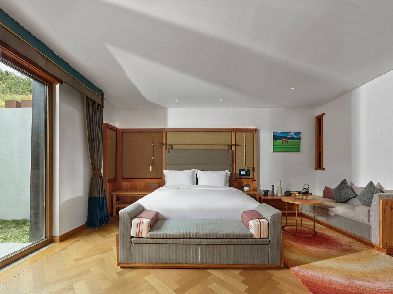 香格里拉 LUX* 酒店 Superior Room 的大床與木作床頭