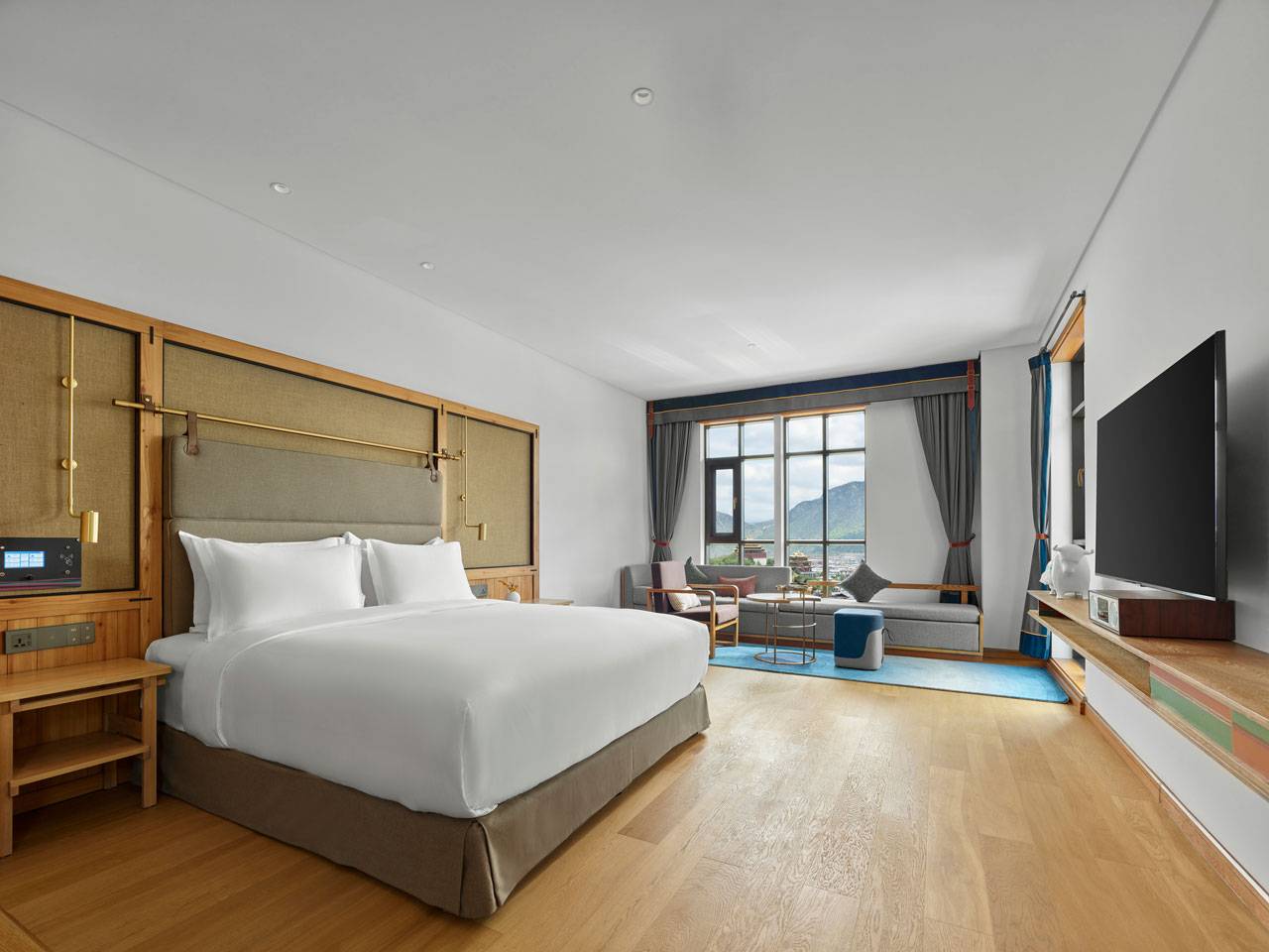 香格里拉 LUX* 酒店 Deluxe Room 的大床與窗外山景