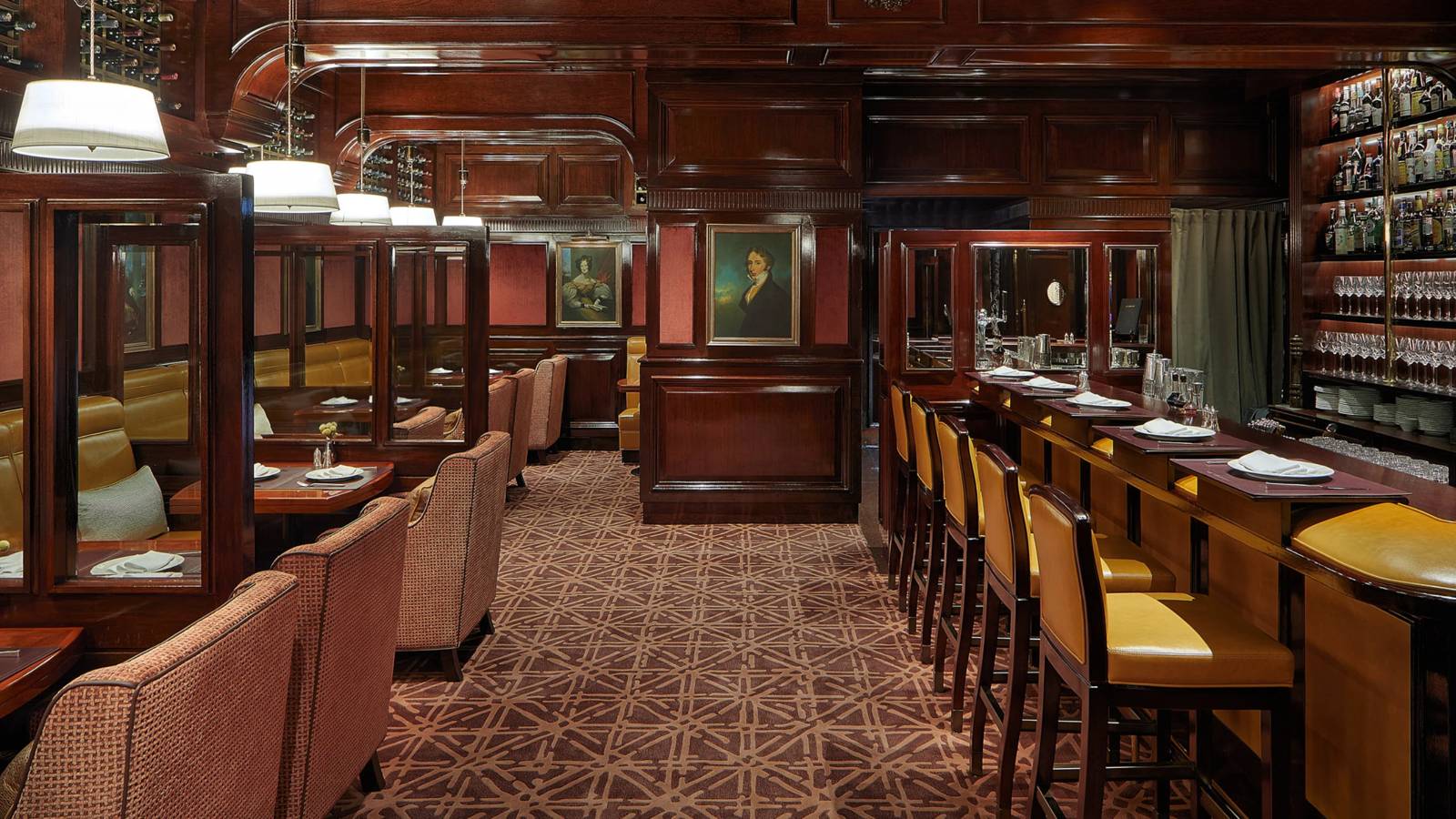 香港文華東方酒店 The Chinnery 的木質吧台與座位
