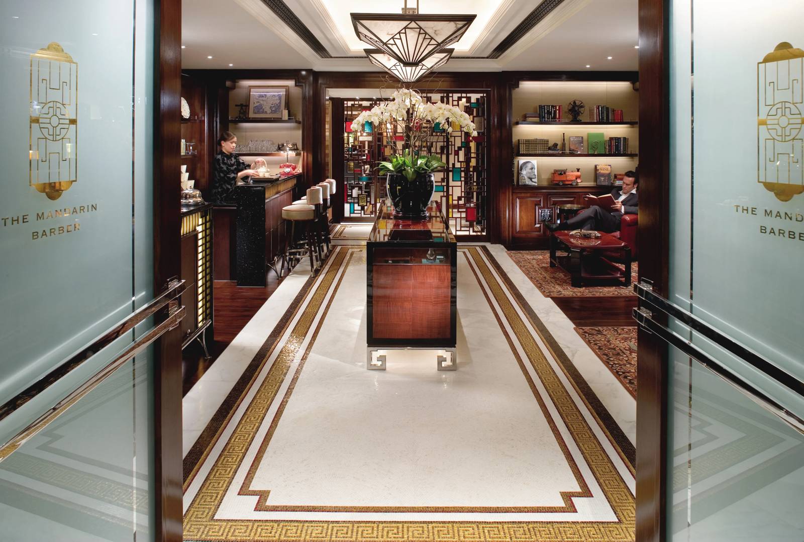 香港文華東方酒店 The Mandarin Barber 的入口與店內