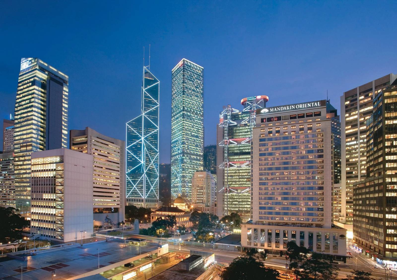 香港文華東方酒店與中環高樓的夜景