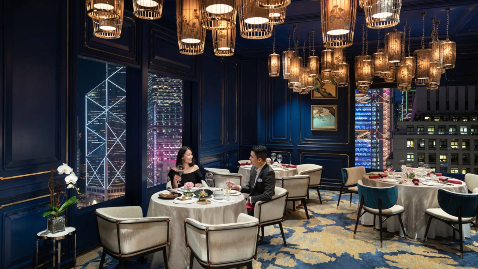 香港文華東方酒店文華廳藍色牆面與吊燈下的用餐區