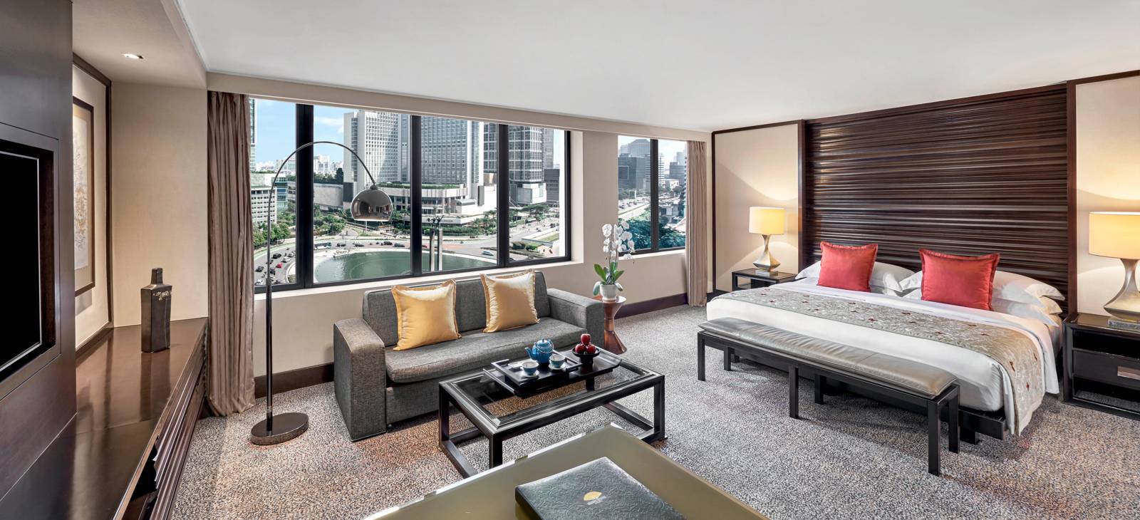 雅加達文華東方酒店 Monument View Room 的大床與窗外市景