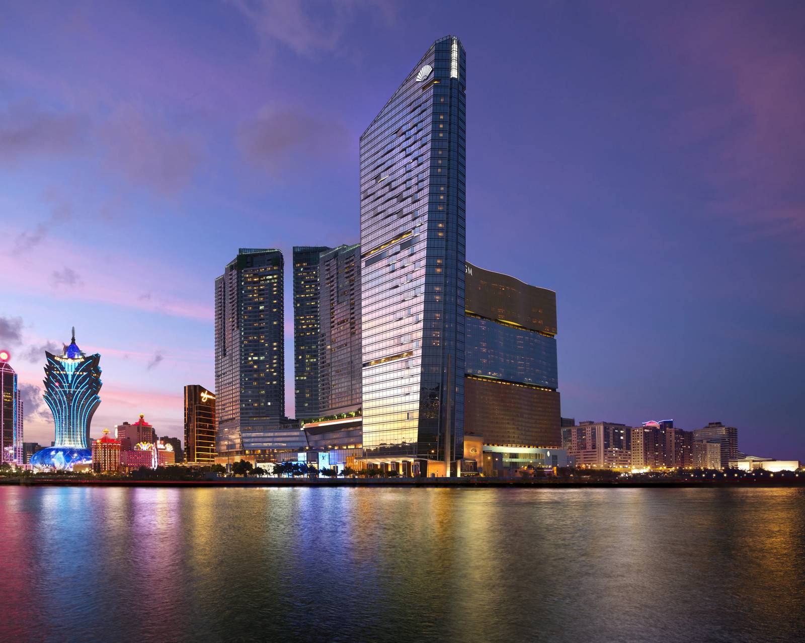 澳門文華東方酒店大樓與南灣湖畔的夜景