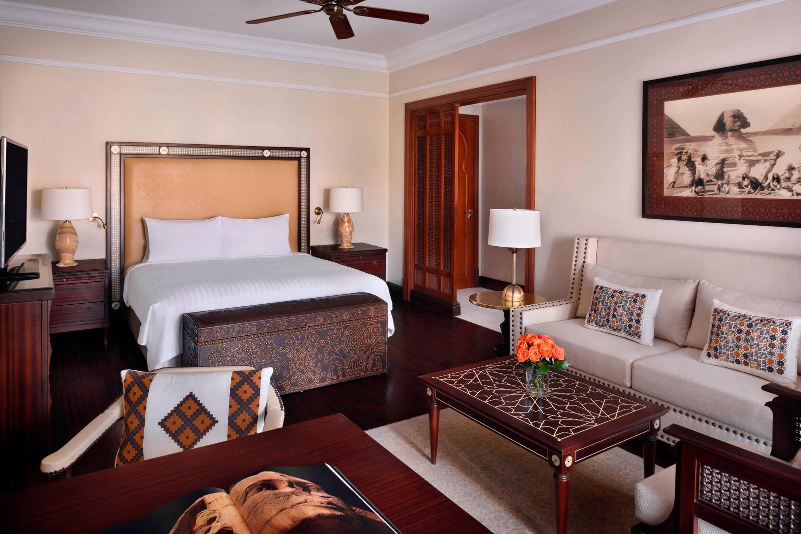 開羅米娜宮萬豪酒店 Grand Deluxe Room 的雕花床頭與沙發區