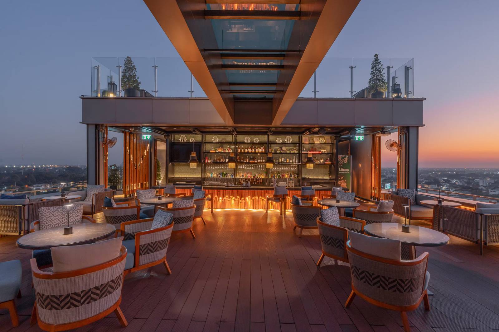 清邁美利亞酒店 Mai The Sky Bar 的吧檯與戶外座位