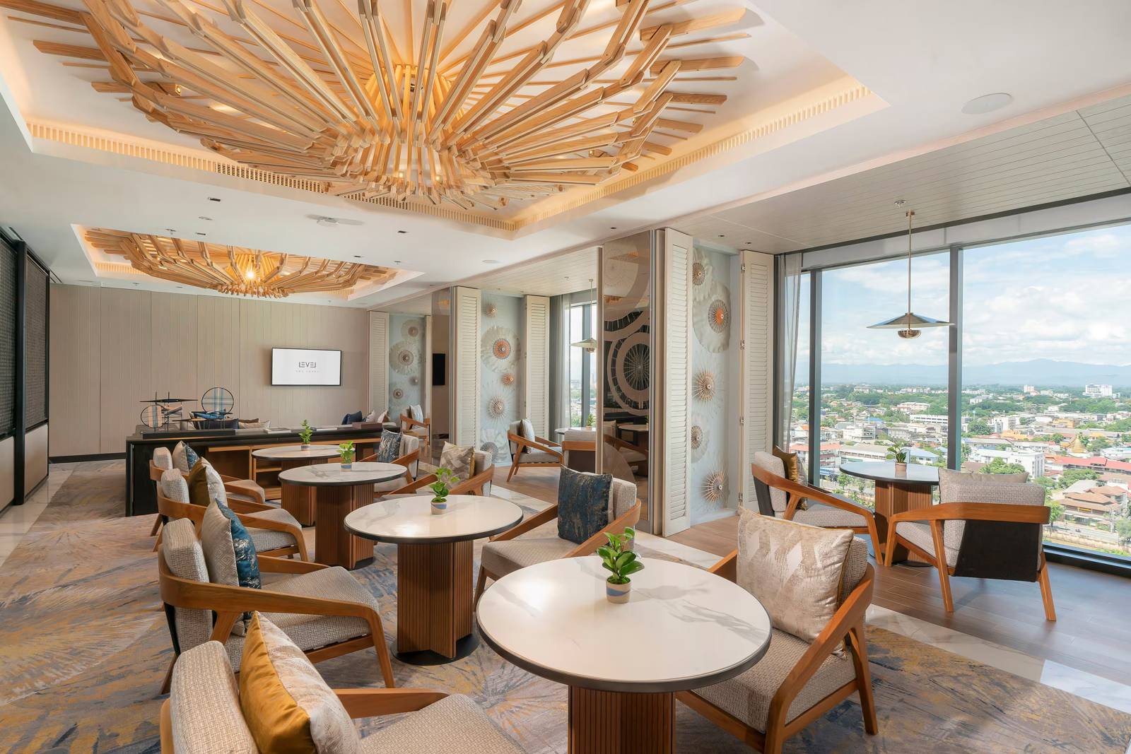 清邁美利亞酒店 The Level Lounge 的座位與城市景