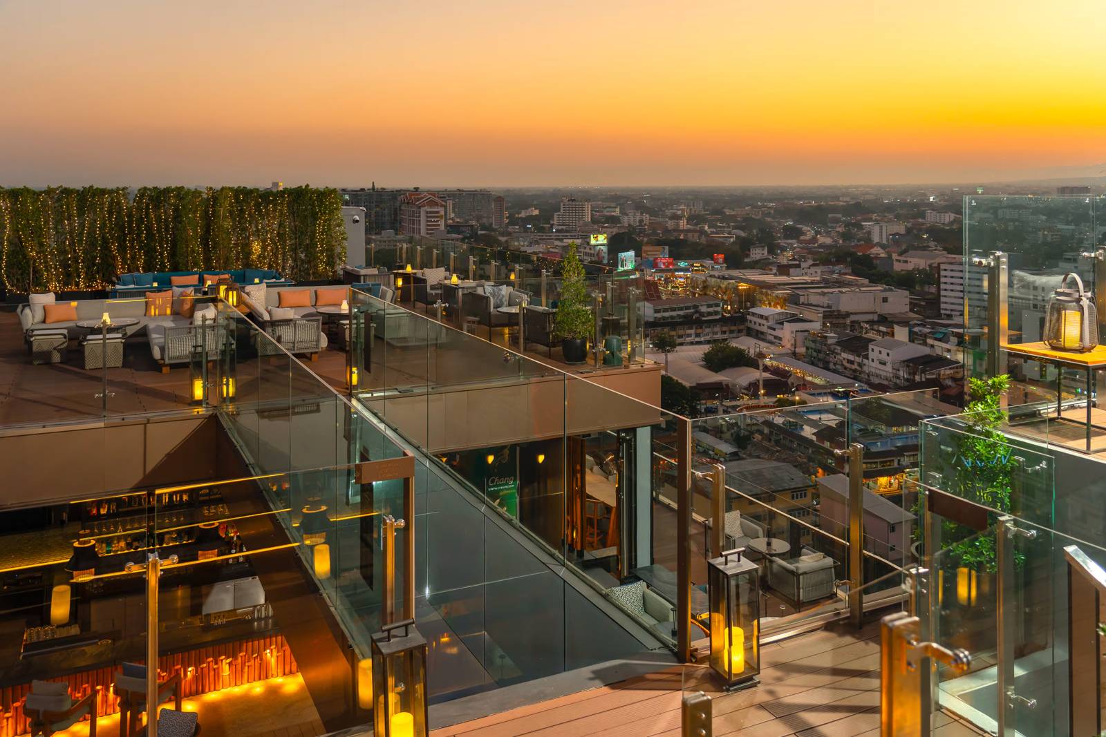 清邁美利亞酒店 Mai The Sky Bar 的玻璃欄杆與夕陽下的清邁市區