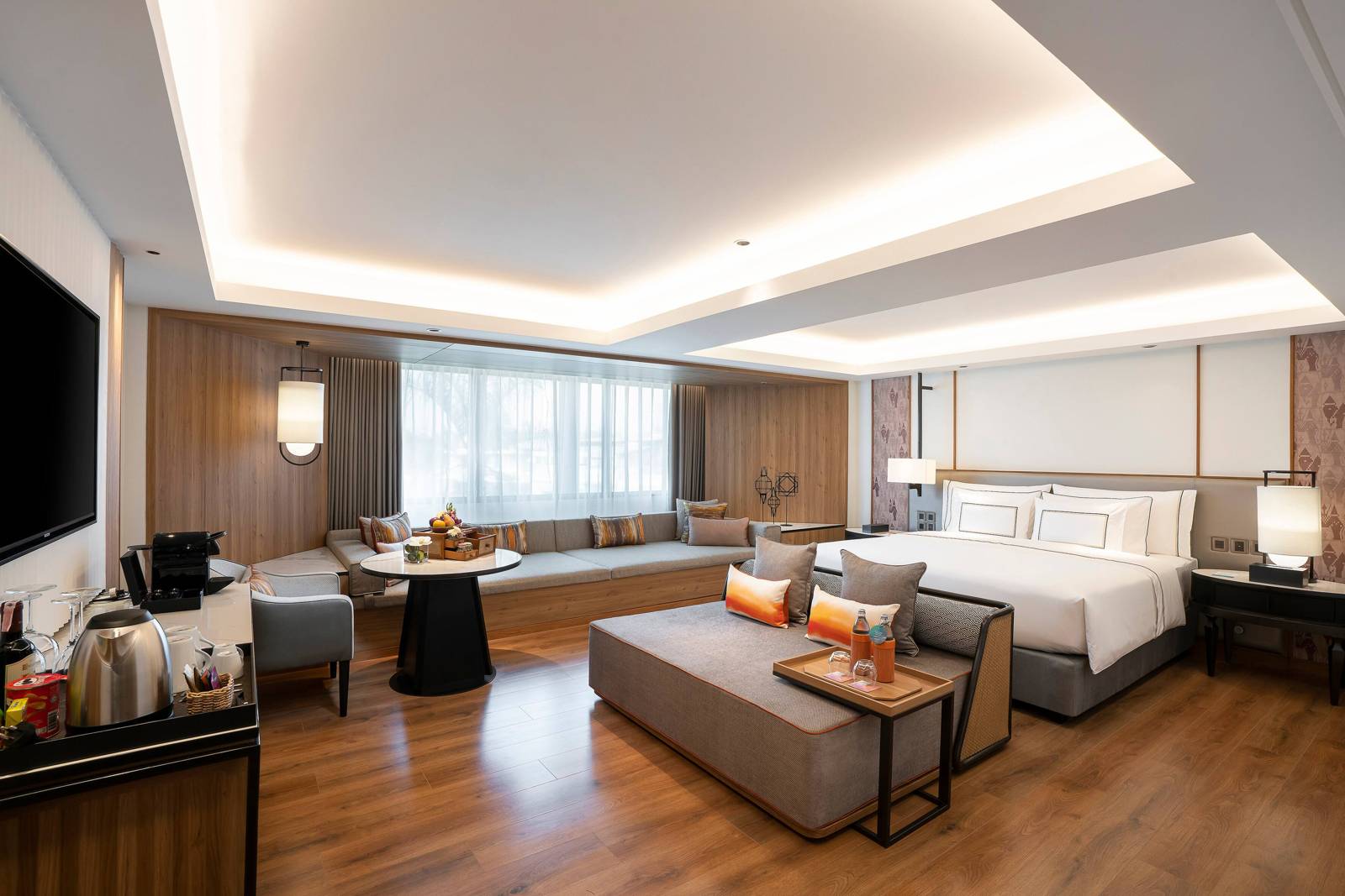 清邁美利亞酒店 The Level Premium Corner Room 的大床與沙發區