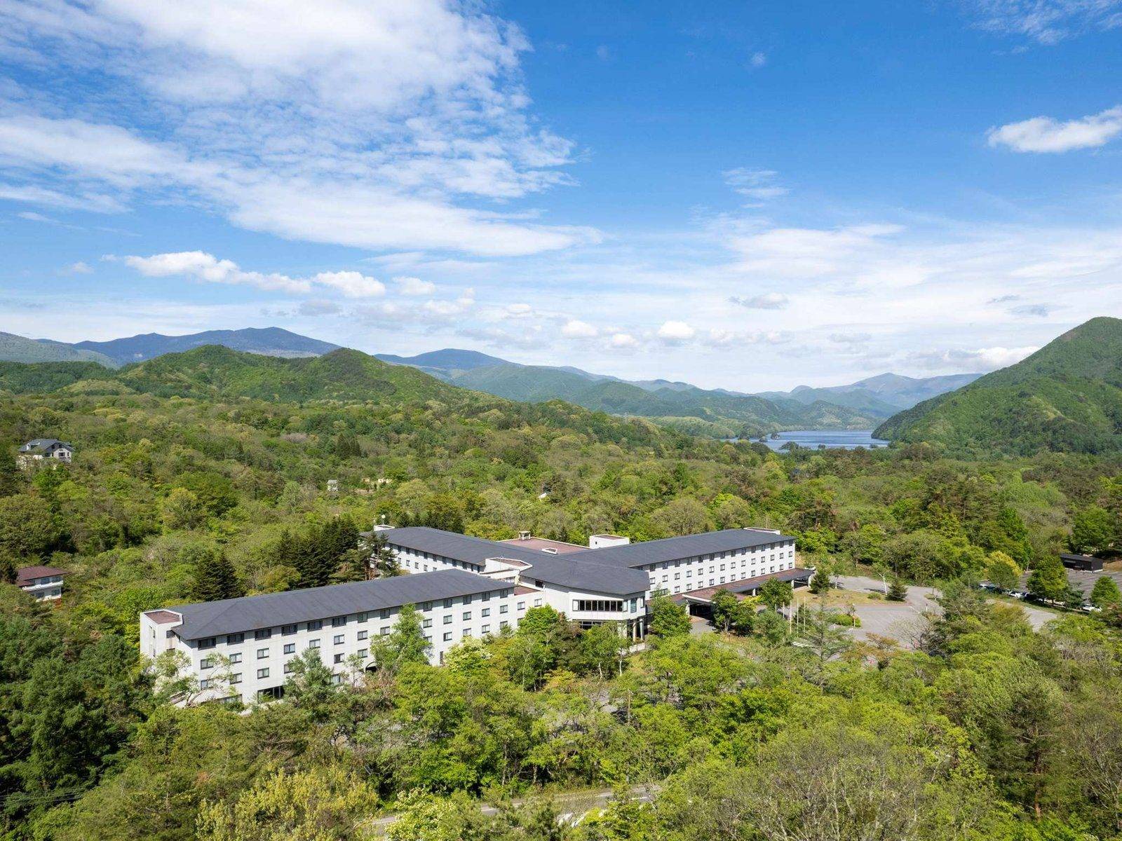 美居 裏磐梯度假酒店及水療中心 與後方磐梯山的外觀
