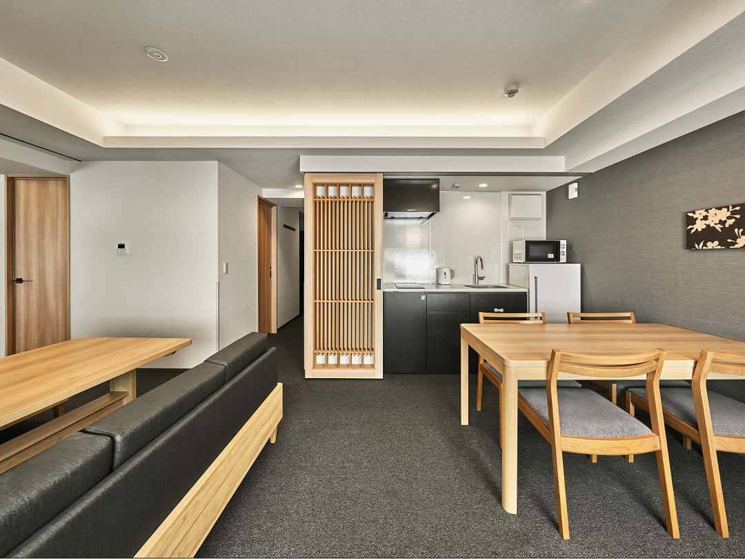 MIMARU 京都 四條 WEST 客房的開放式廚房與木餐桌