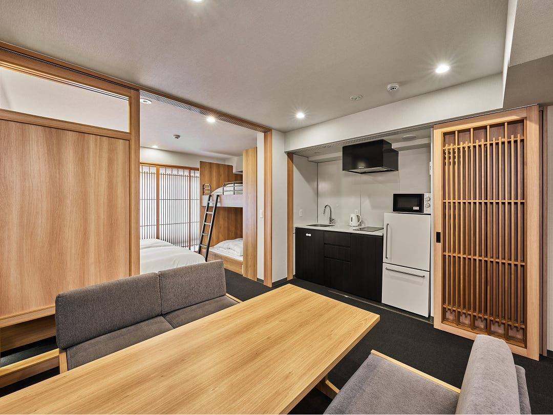 MIMARU 京都 新町三條 客房的長沙發、餐桌與廚房
