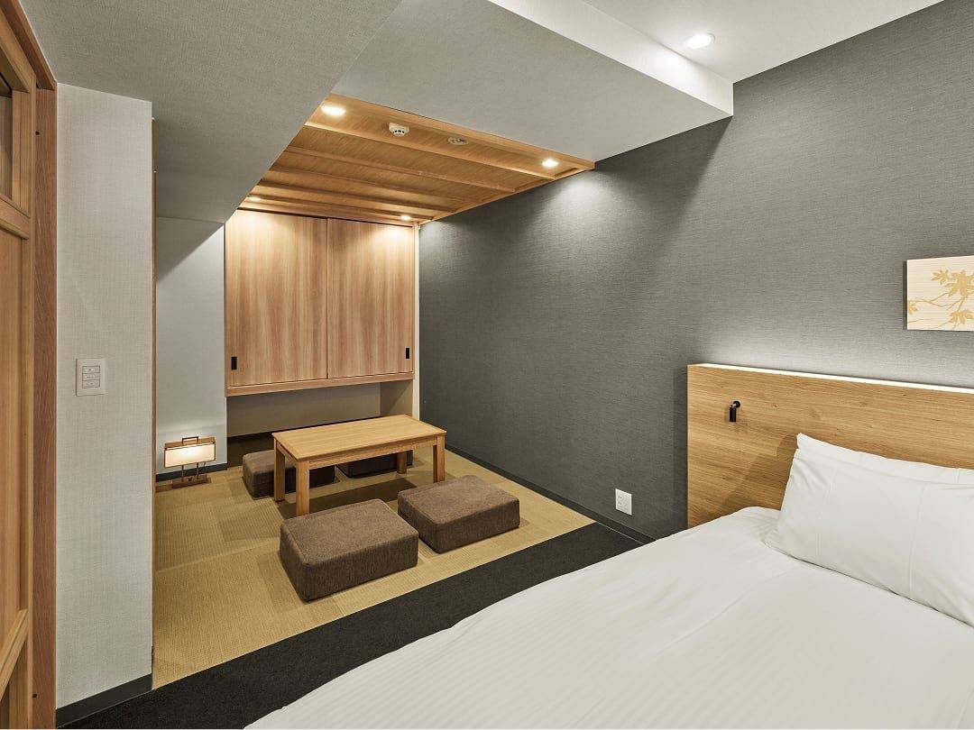 MIMARU 京都 新町三條 日式公寓房的床與木格子