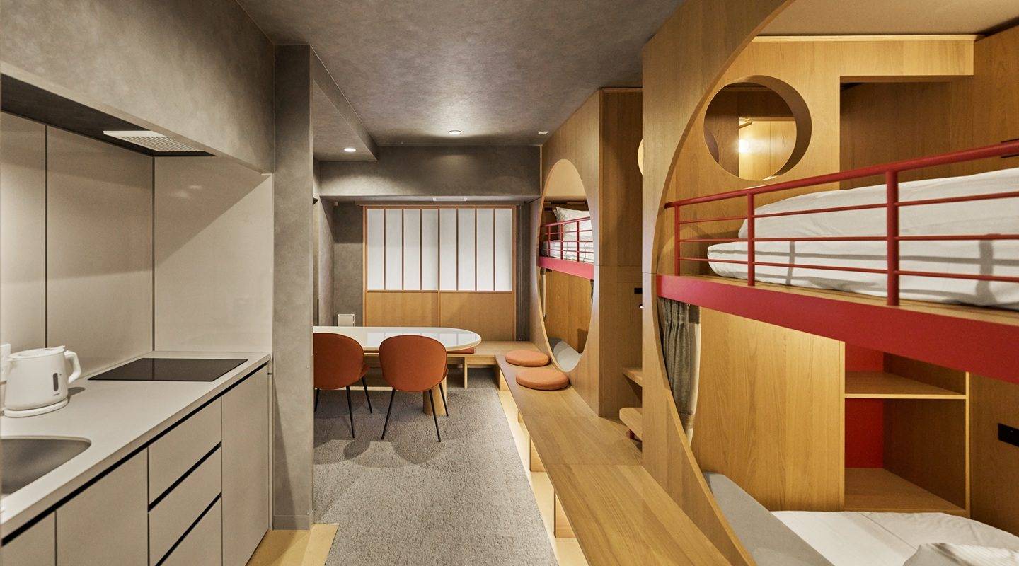 MIMARU 大阪 心齋橋 CENTRAL 床位旁的廚房與餐桌