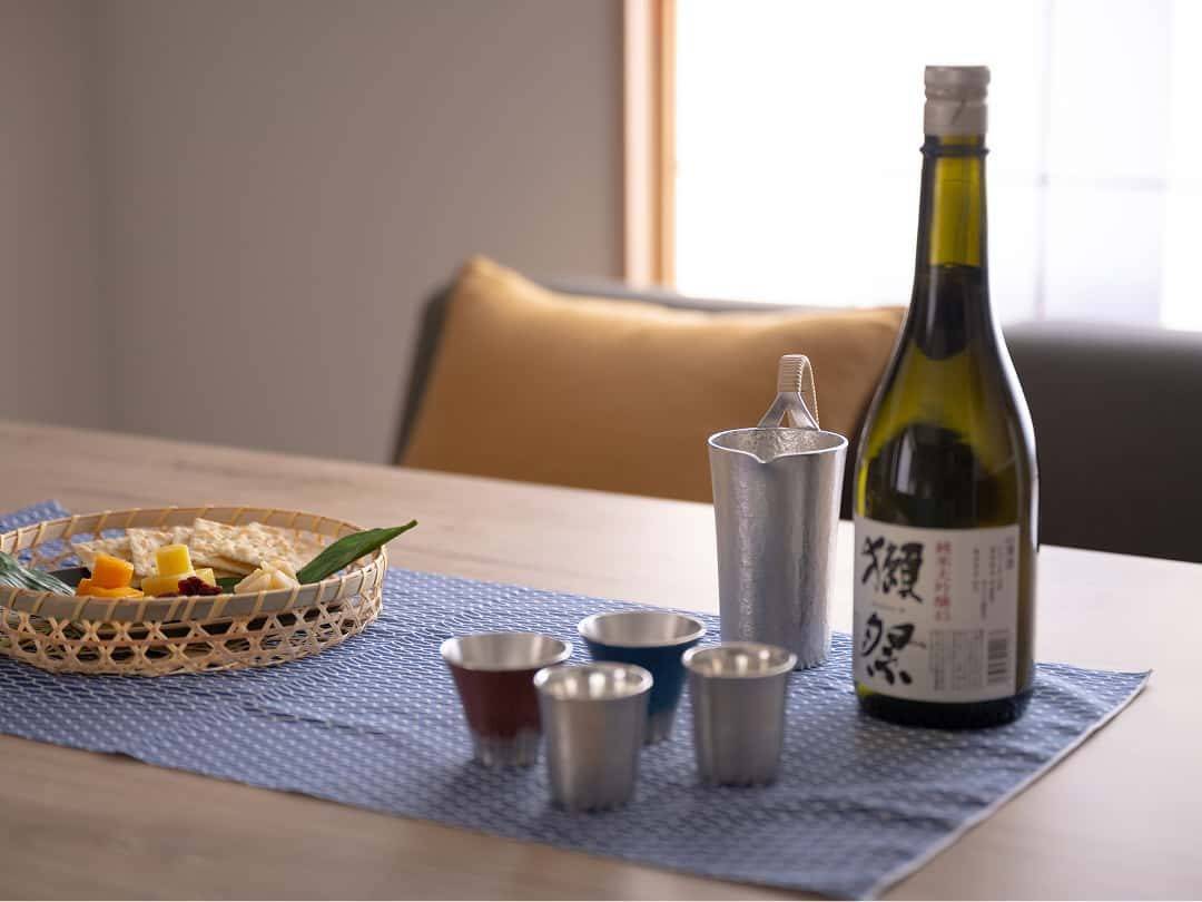 MIMARU 大阪 心齋橋 EAST 客房餐桌上的清酒杯與小菜
