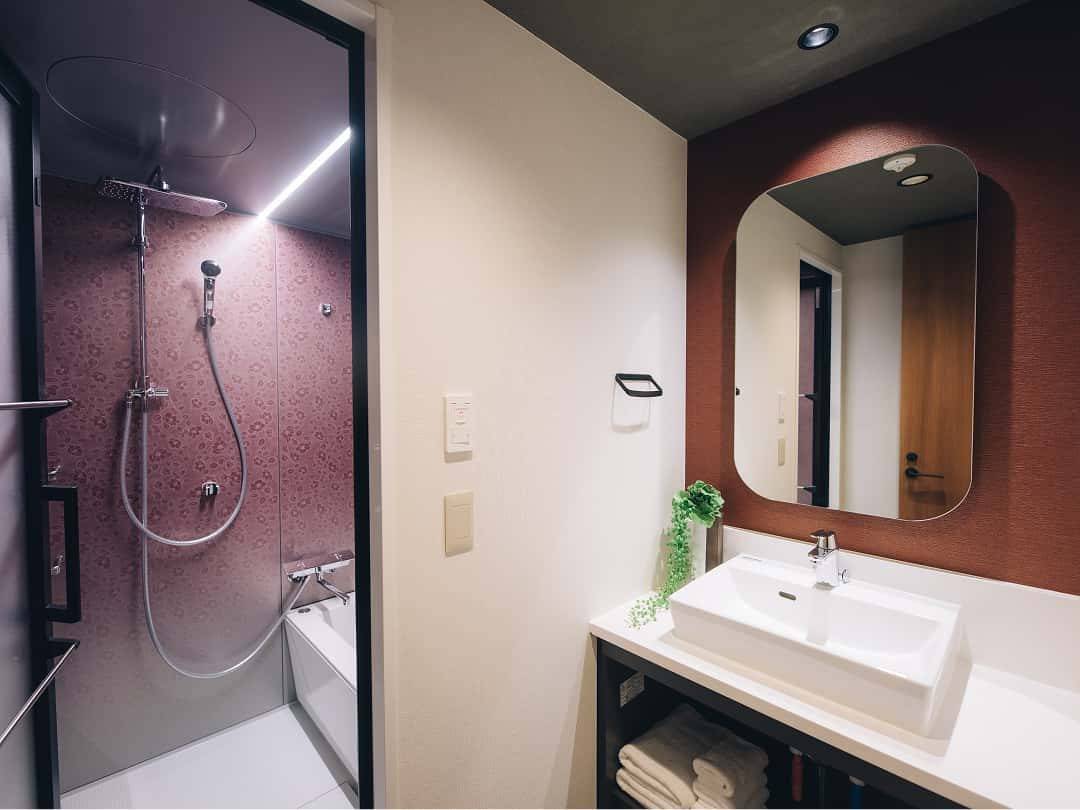 MIMARU SUITES 京都 四條 洗手台與淋浴