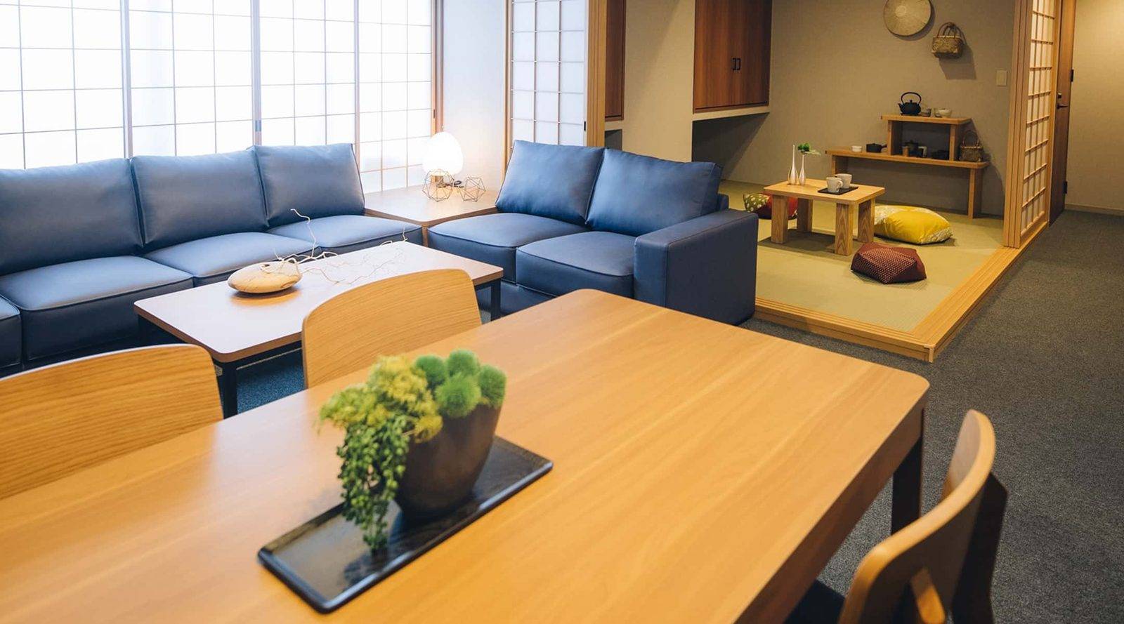MIMARU SUITES 京都 四條 藍色沙發的客廳與大餐桌