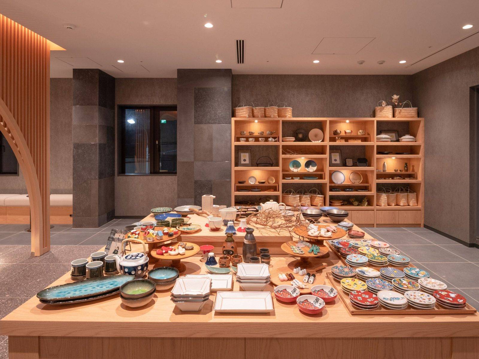 MIMARU SUITES 東京 日本橋 大廳長桌上的和風餐具