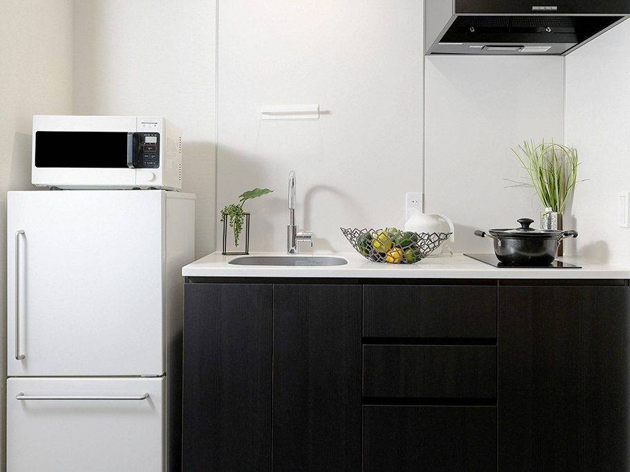 MIMARU 東京 銀座 EAST 客房廚房的冰箱與 IH 爐