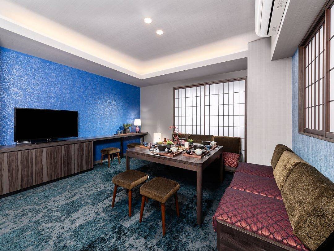 MIMARU 東京 銀座 EAST 特色家庭公寓房的藍色牆面與餐桌