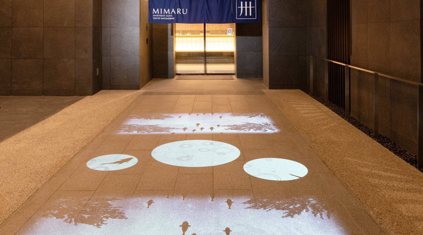 MIMARU 東京 八丁堀 入口通道的水景投影與圓形踏石