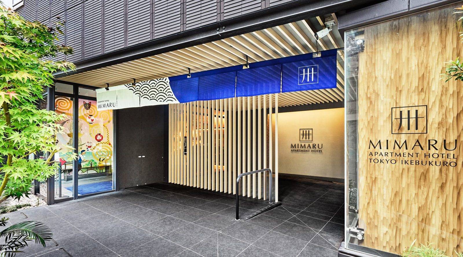 MIMARU 東京 池袋 木格柵與藍色門簾的入口