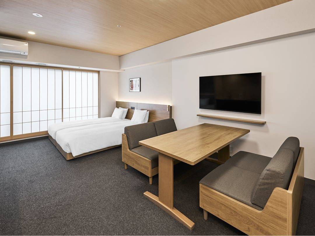 MIMARU 東京 錦糸町 公寓房的單人床與餐桌