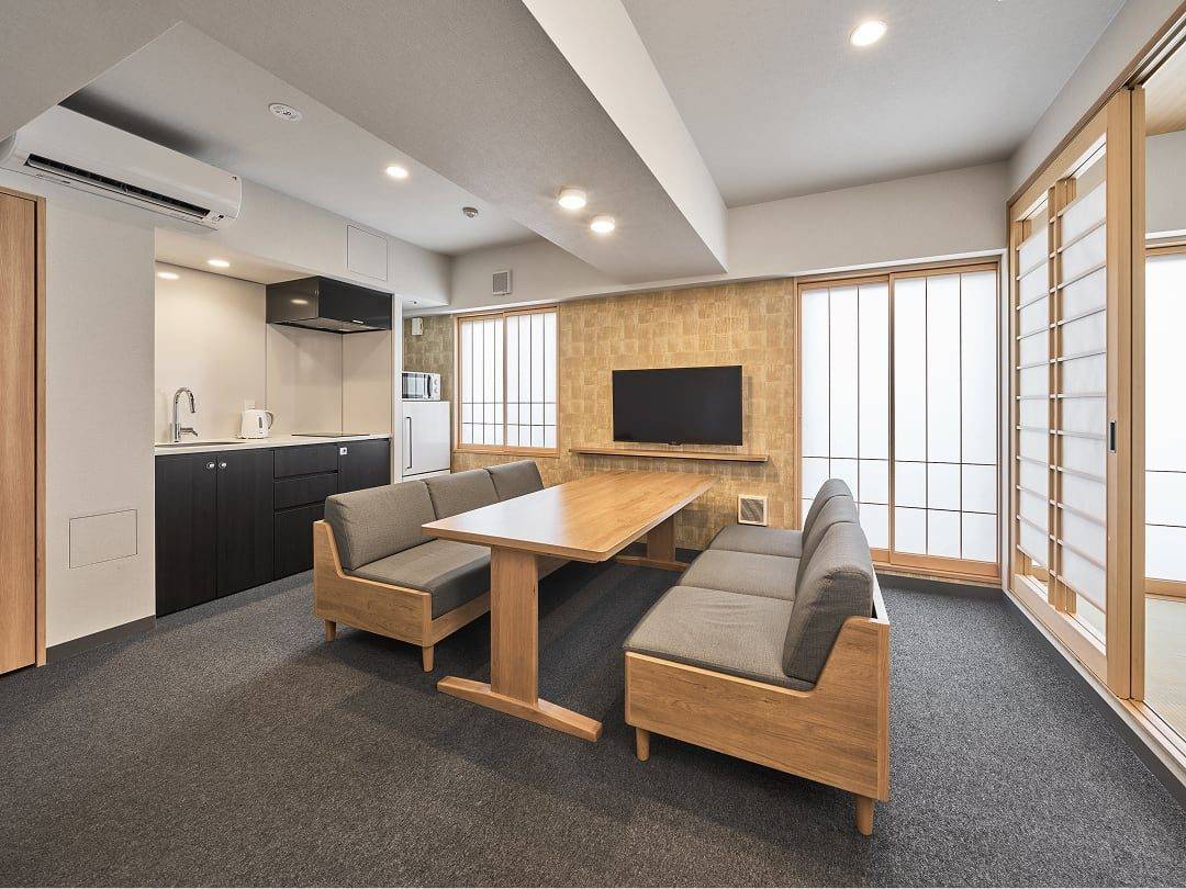 MIMARU 東京 錦糸町 高級一房式公寓房的客廳與餐桌
