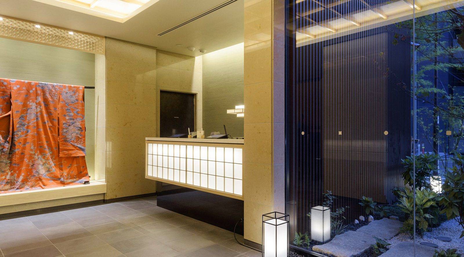 MIMARU 東京 上野 EAST 大廳櫃台與和服掛飾