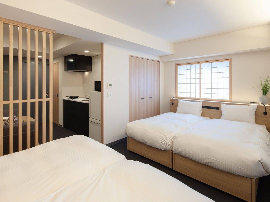 MIMARU 東京 上野 EAST 日式連通公寓房的床與廚房