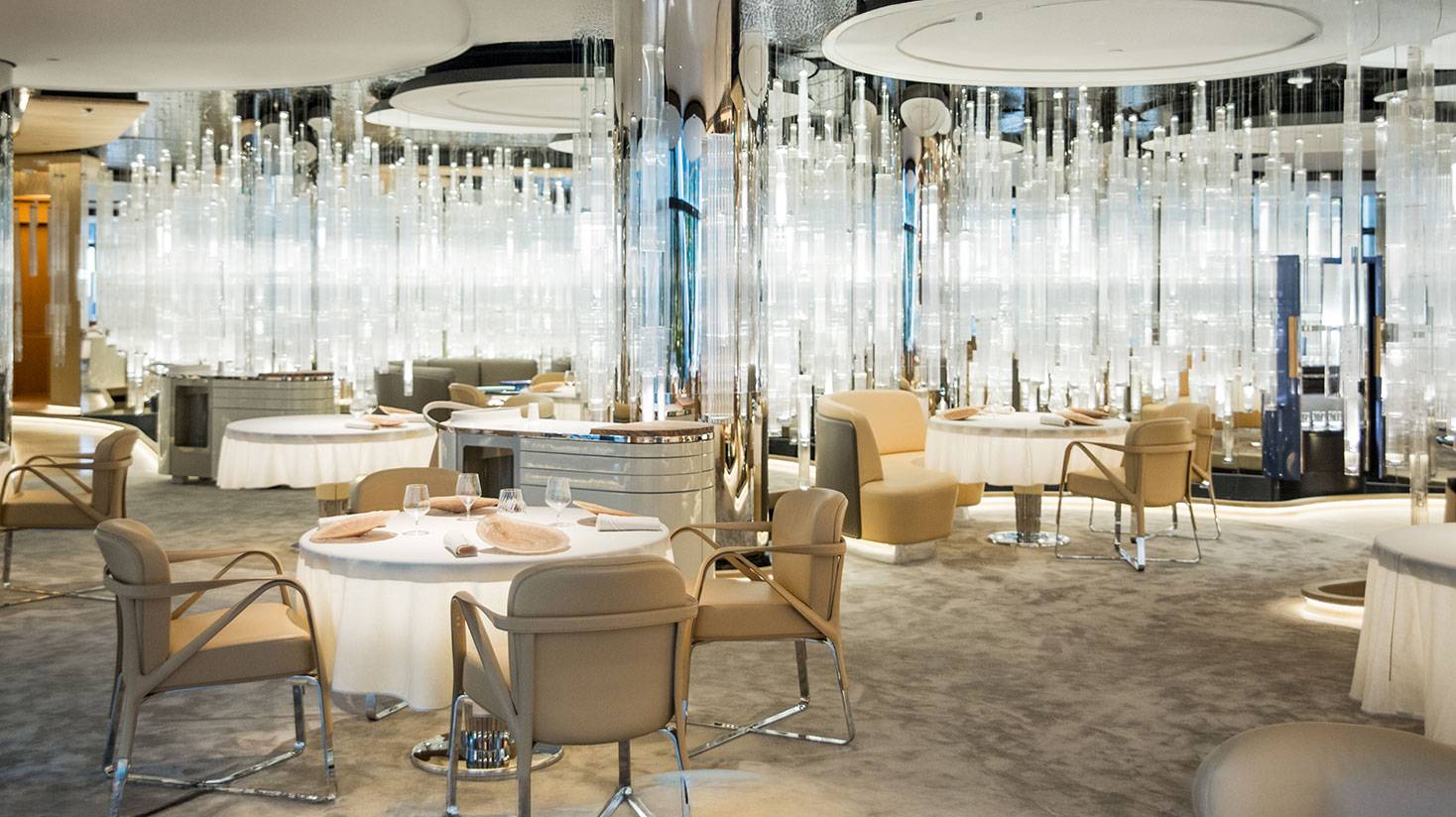 澳門摩珀斯酒店 Alain Ducasse at Morpheus 的用餐區與水晶燈