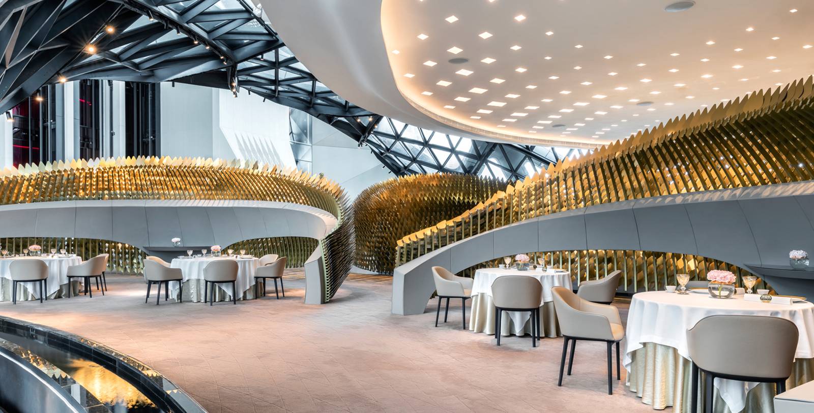 澳門摩珀斯酒店 Yí 中餐廳的金色曲線隔屏與用餐區
