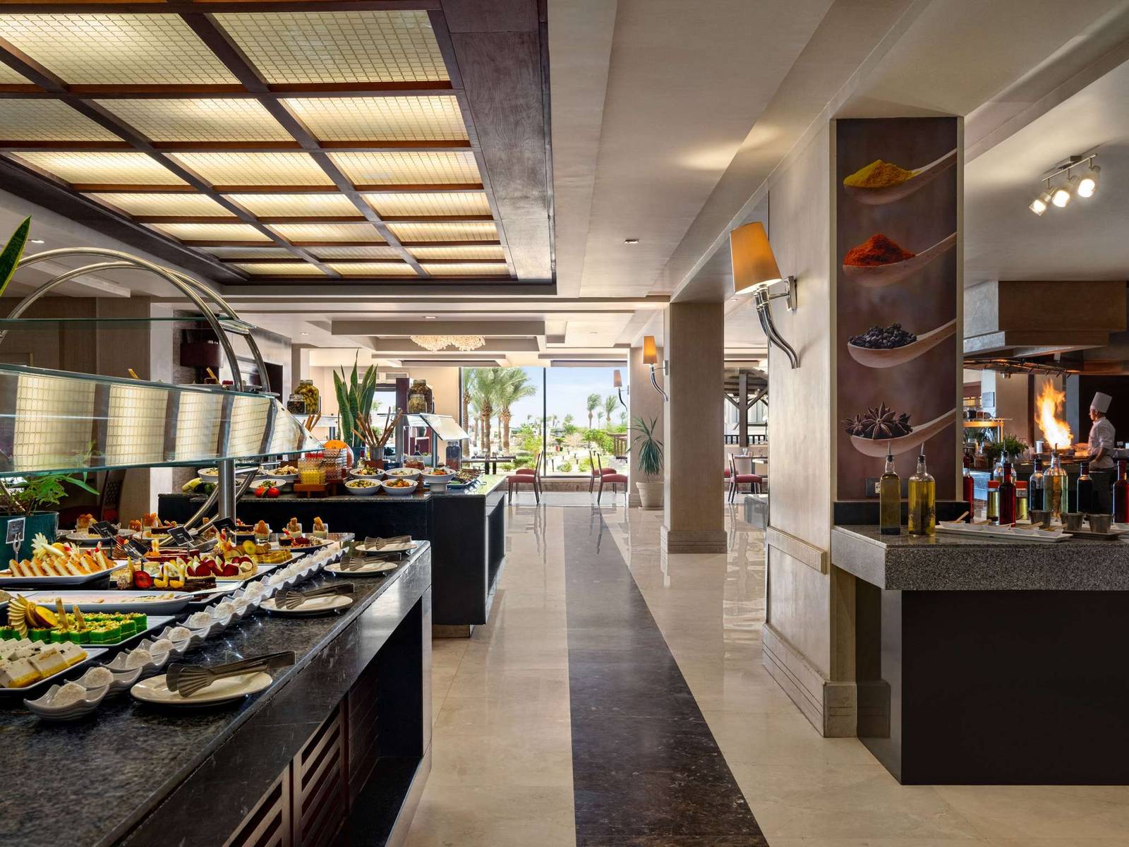 蘇瑪灣莫凡彼水上樂園度假村Bay View Restaurant 的自助餐檯與用餐區
