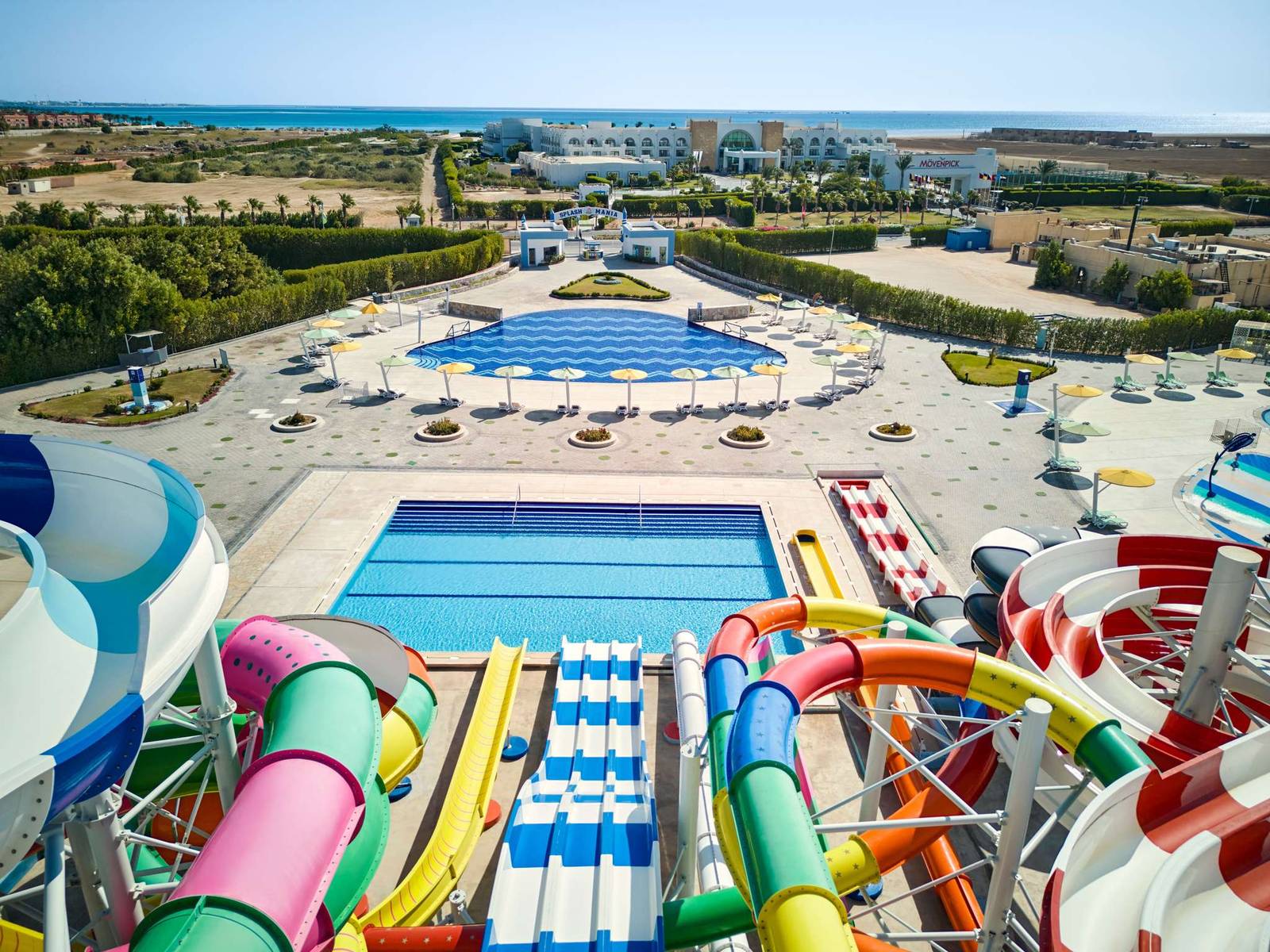 蘇瑪灣莫凡彼水上樂園度假村Splash Mania 水上樂園的彩色滑水道與泳池空拍