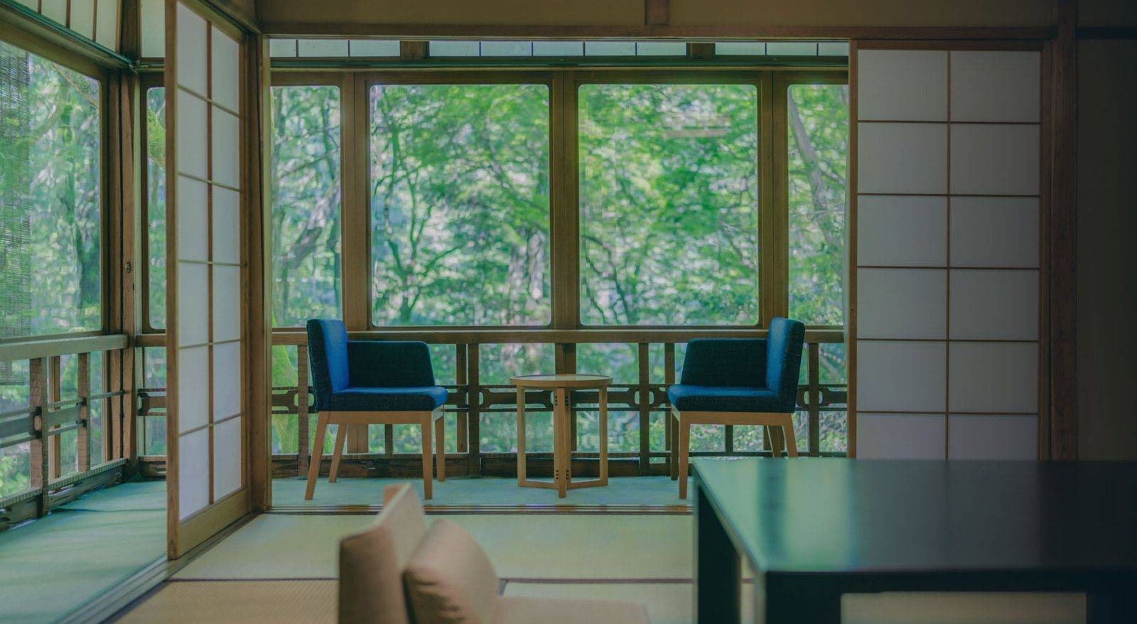 奈良春日奧山 月日亭客房緣側的座椅與綠景