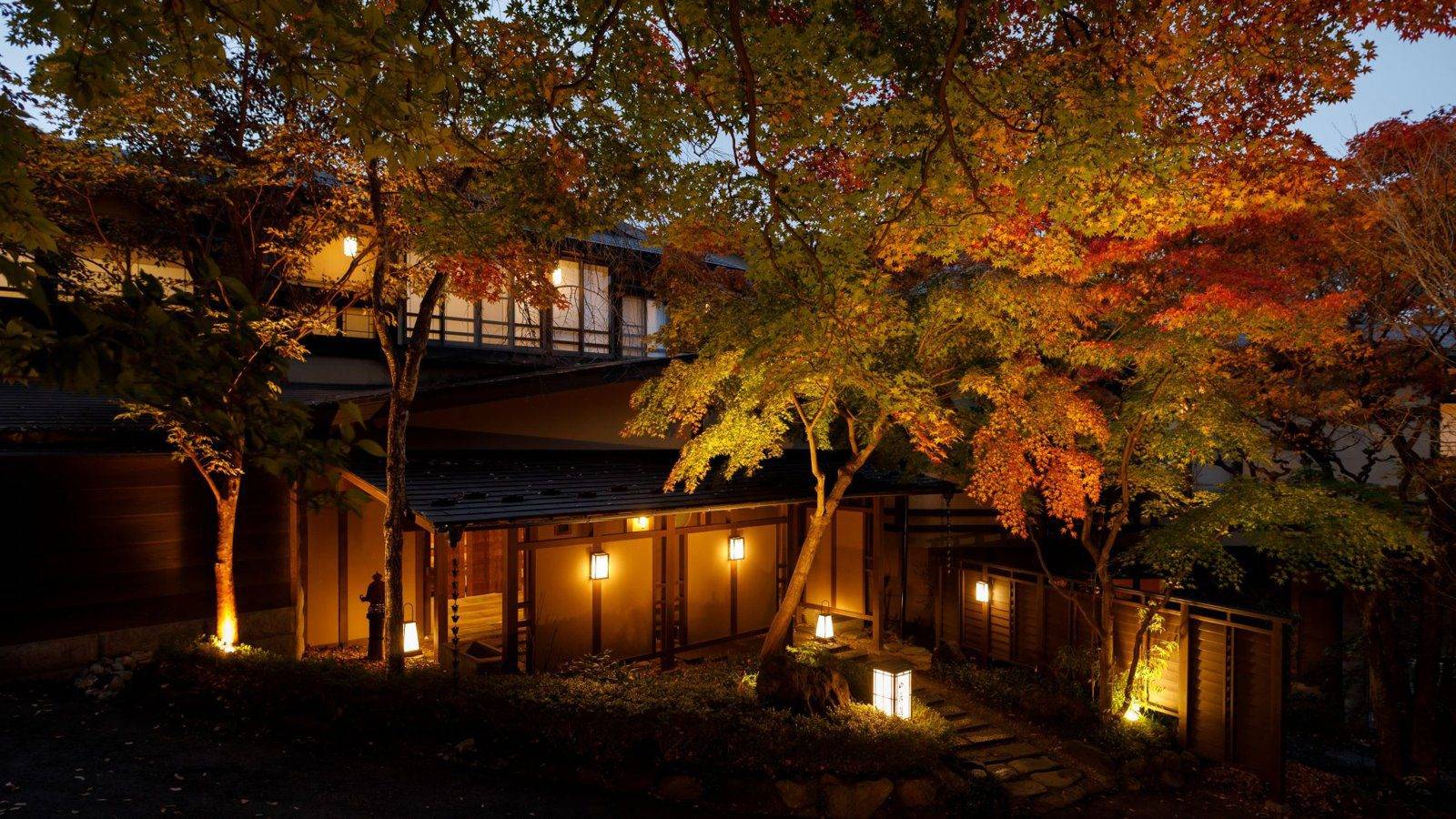 那須溫泉 山水閣 秋季楓紅中的旅館外觀