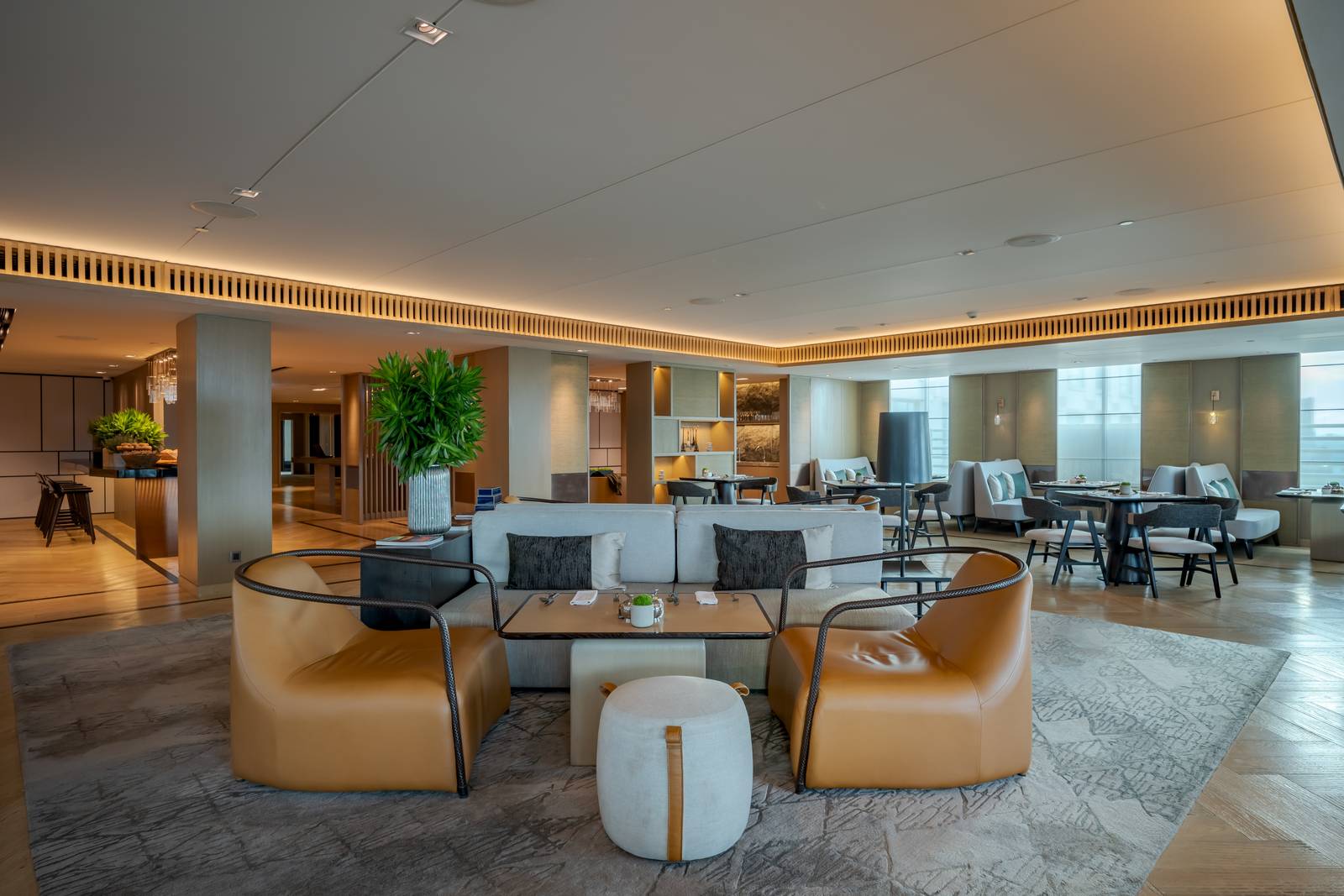 Residence Club 酒廊的皮革沙發與座位區