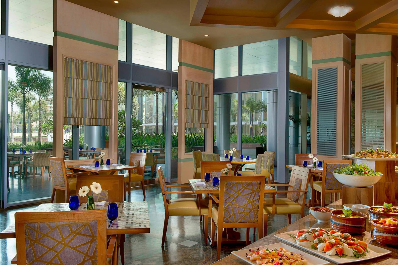開羅尼羅河麗思卡爾頓酒店 Culina 餐廳的座位與自助餐檯