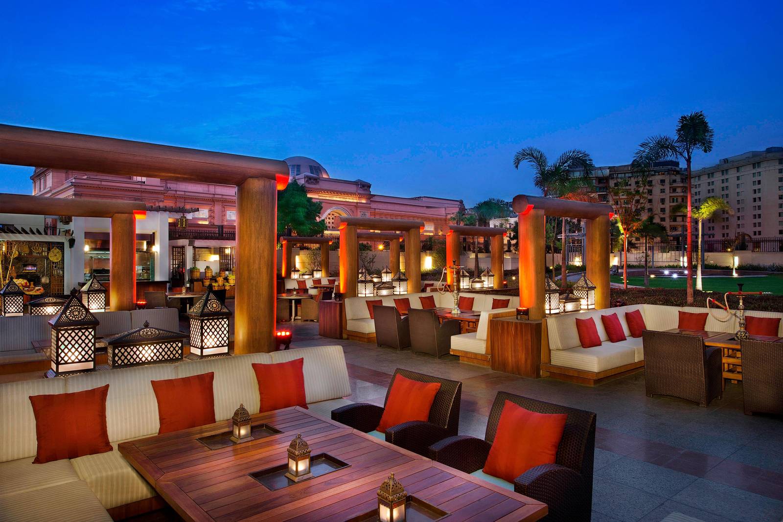 開羅尼羅河麗思卡爾頓酒店 Bab El-Sharq 夜晚的戶外沙發座