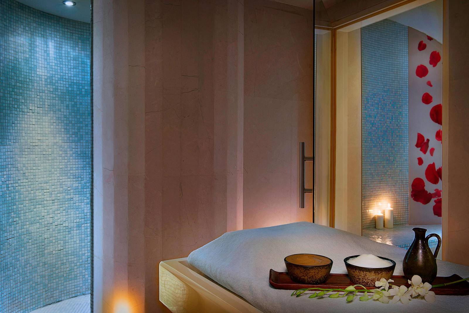 開羅尼羅河麗思卡爾頓酒店 Spa 療程室的床與浴鹽