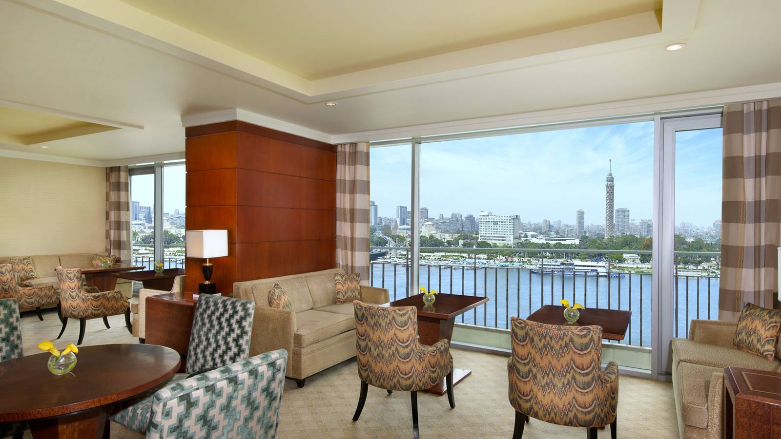 開羅尼羅河麗思卡爾頓酒店 Club Lounge 的座位區與尼羅河景